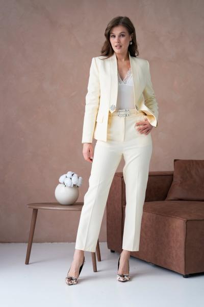 Hakim Yaka Toka Detaylı Kadın Takım Elbise Ekru