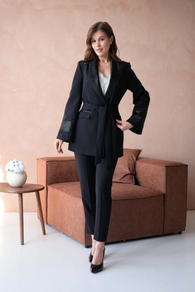 Kuşaklı Yaka ve Kol İşlemeli Kadın Takım Elbise Siyah