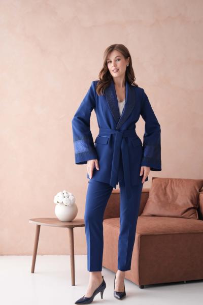 Kuşaklı Yaka ve Kol İşlemeli Kadın Takım Elbise Lacivert