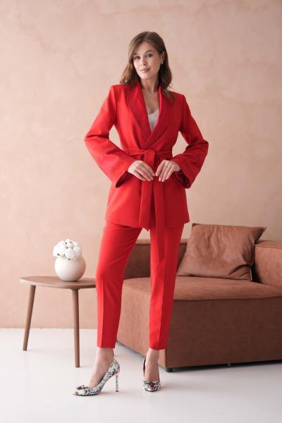 Kuşaklı Yaka ve Kol İşlemeli Kadın Takım Elbise Kırmızı