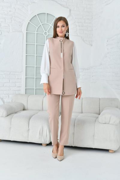 Yaka Taş İşlemeli Çıtçıtlı Yelekli Kadın Takım Bej